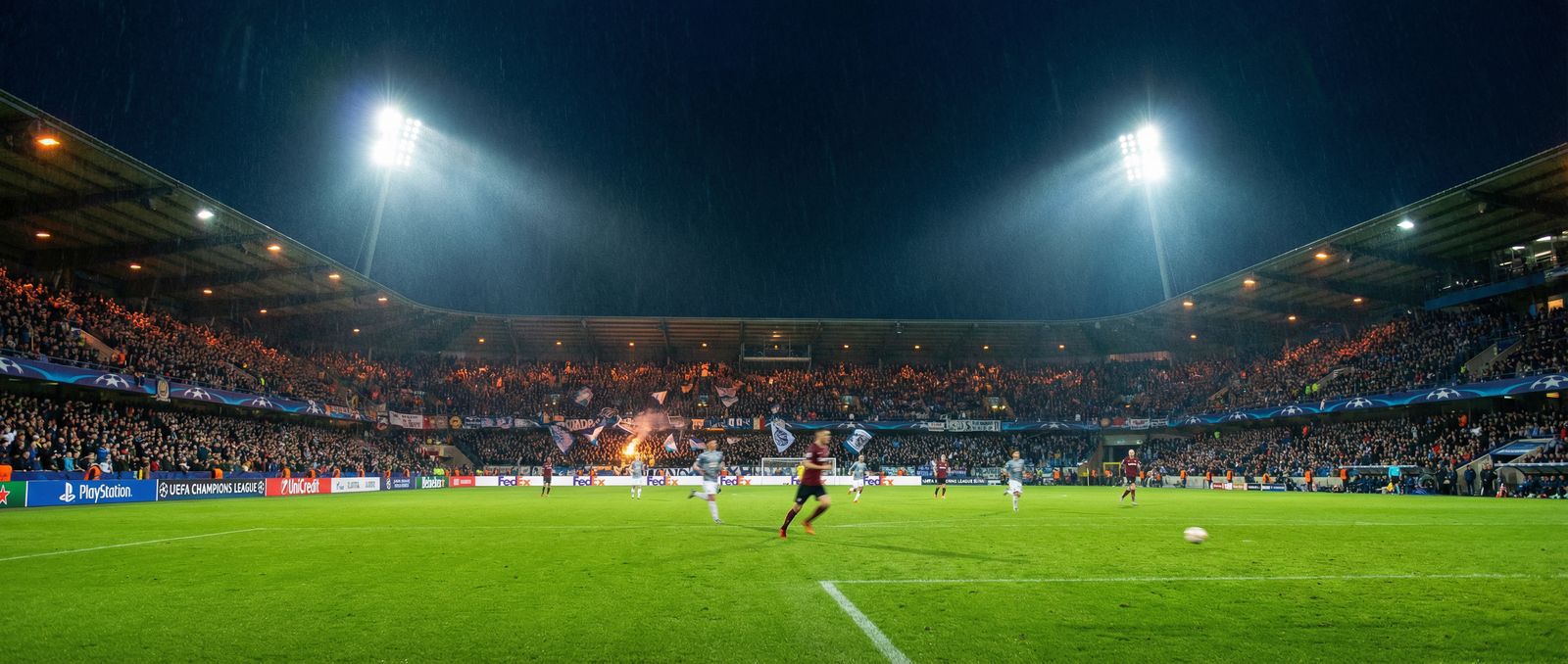 足球竞彩 分析平台主视觉 - 欧洲足球赛场夜景